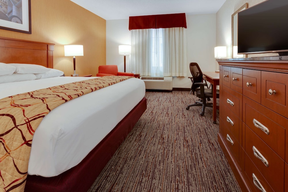 Drury Inn and Suites St Louis Forest Park 9/49