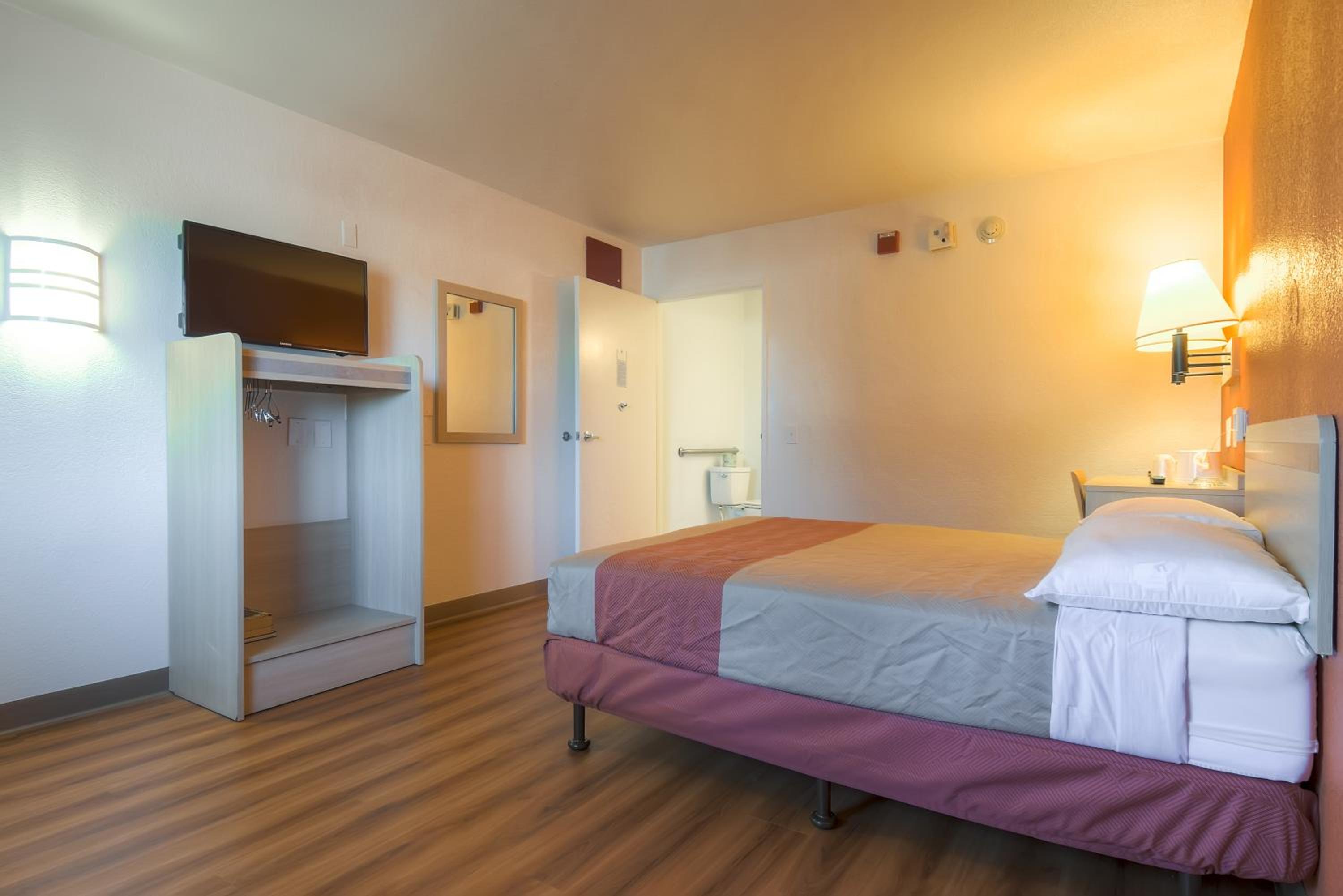 غرفة بسرير كوين، Motel6 Rancho Mirage CA Palm Springs 7/10