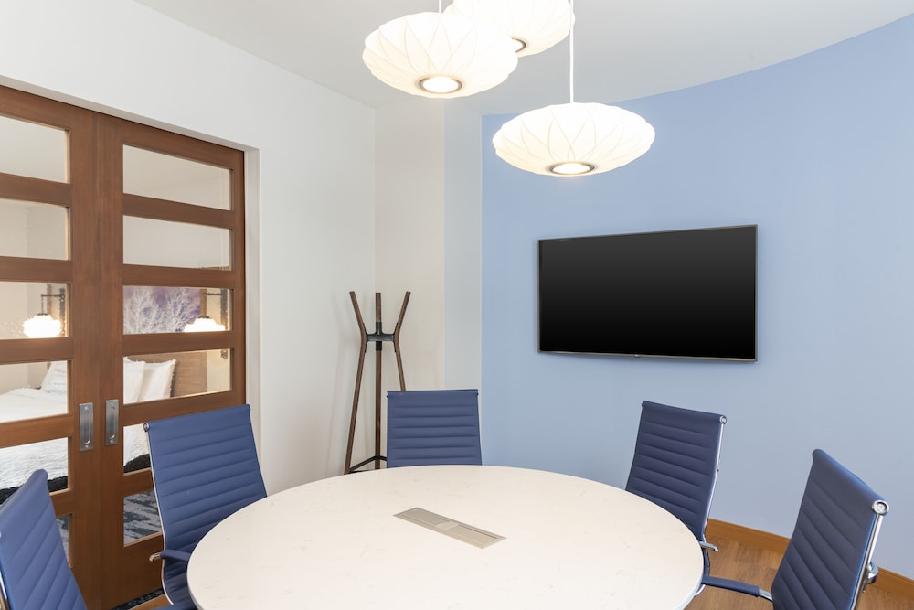 Fairfield Inn And Suites Fair Oaks Farms 48/56