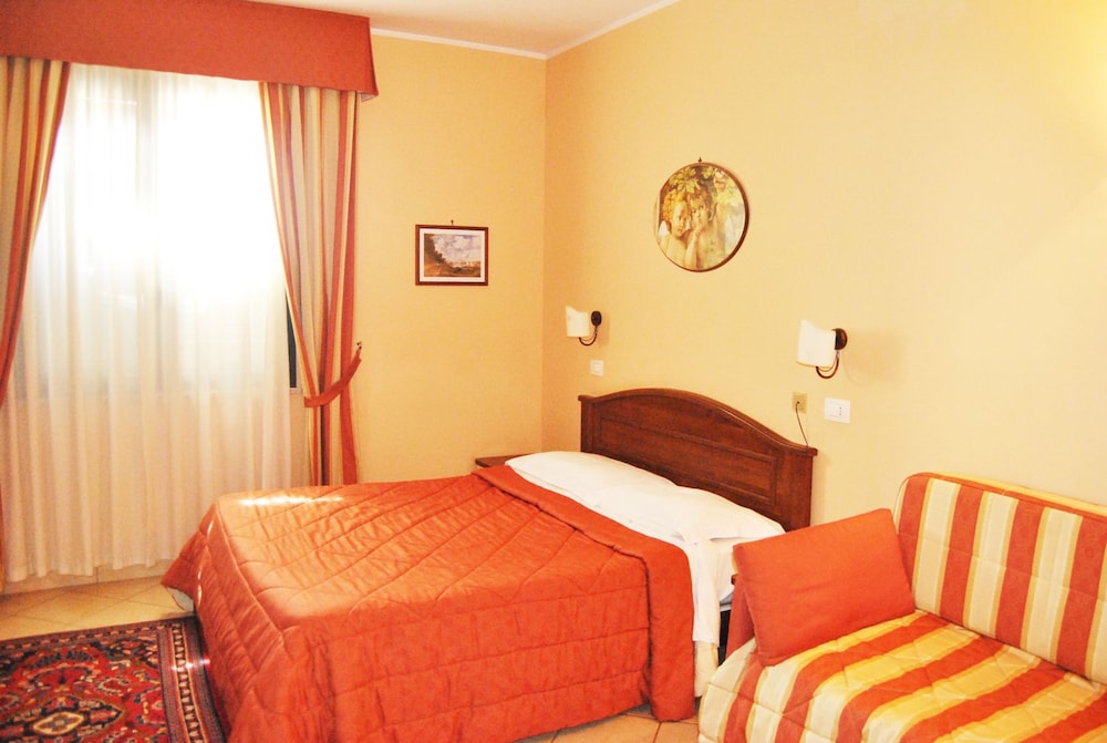 Greta Rooms 9/37