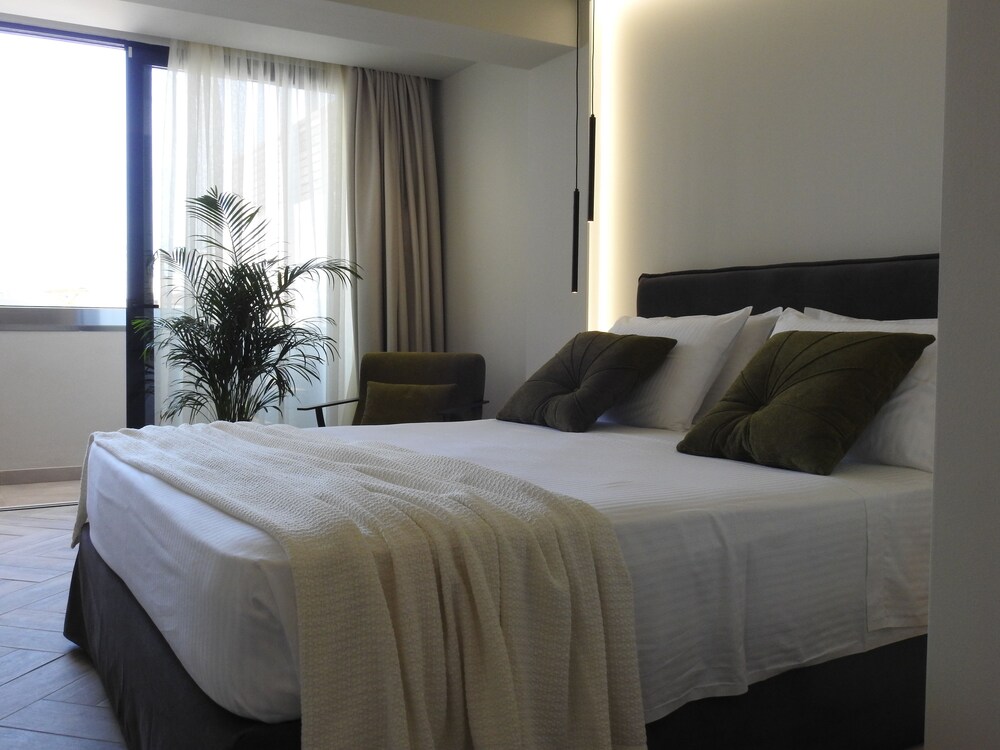 DELUXE, DOUBLE BED