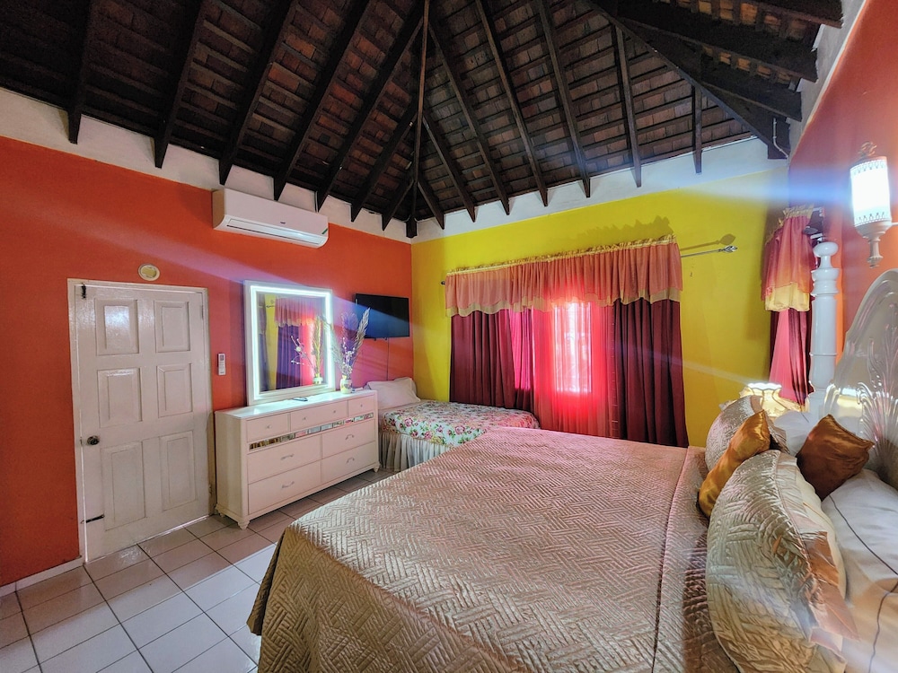 Comfort, 1 King and 1 Single Beds, Balcony, Pinkhibiscus Guest House 10/10