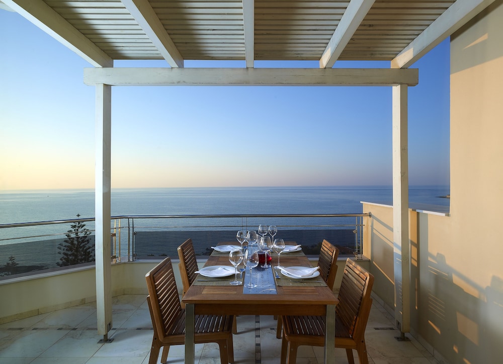Macaris Suites And Spa 50/66