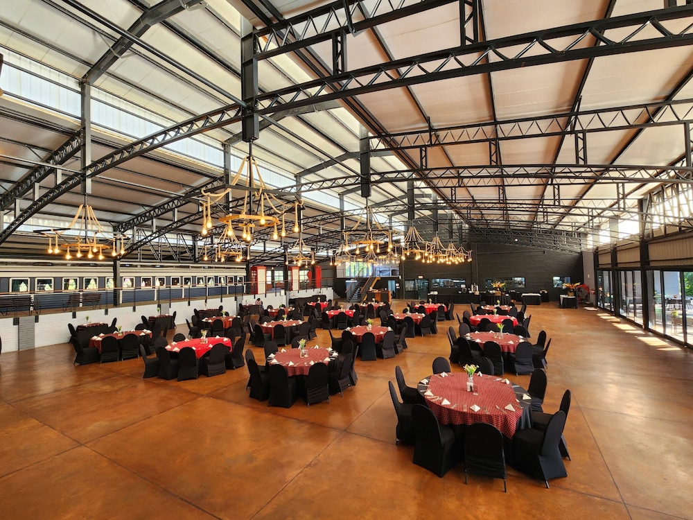 SAFARI LODGE HOTEL & CONVENTION CENTRE 39/50