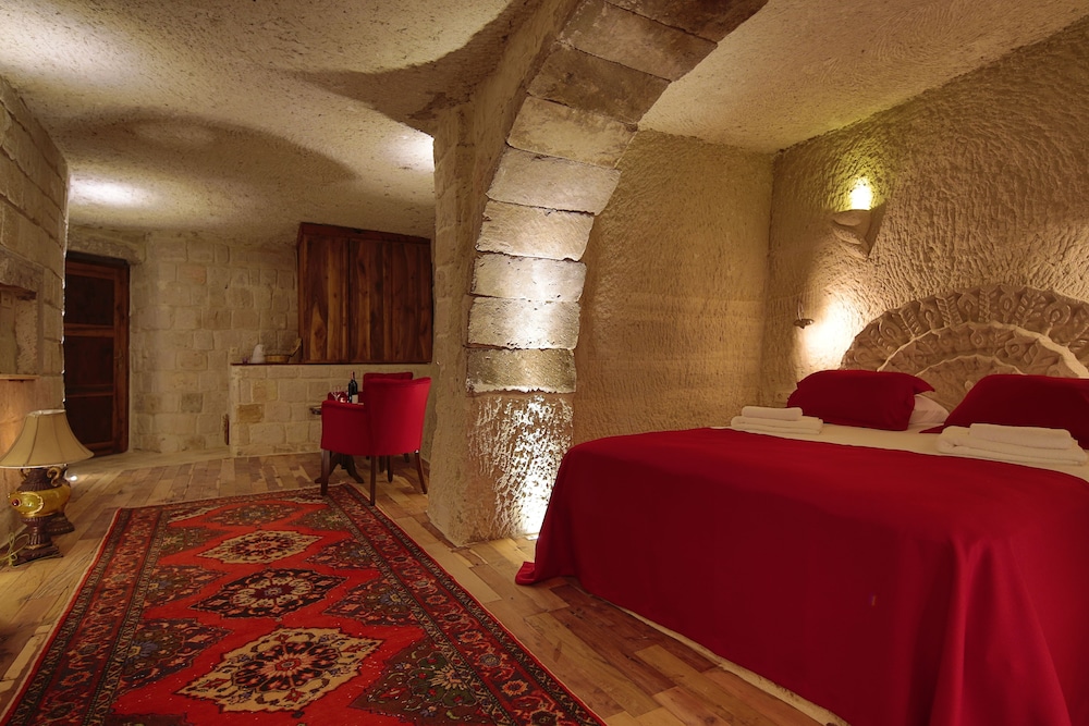 CAVE, DELUXE