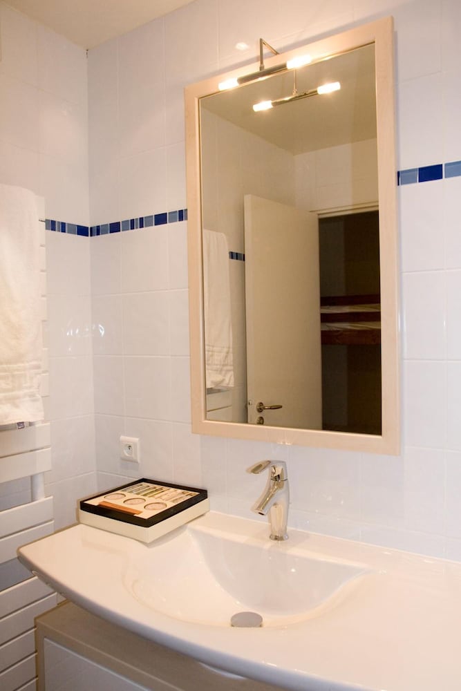 Short Stay Paris Apartments 50/50