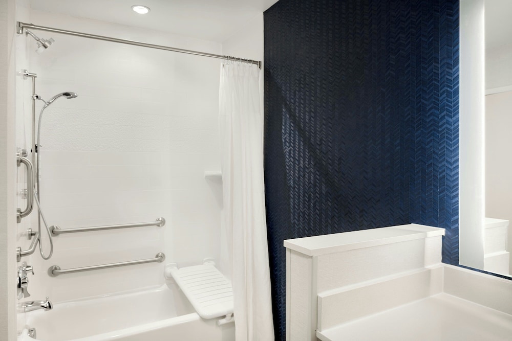 FAIRFIELD INN & SUITES CINCINNATI UPTOWN/UNIVERSITY AREA 50/50