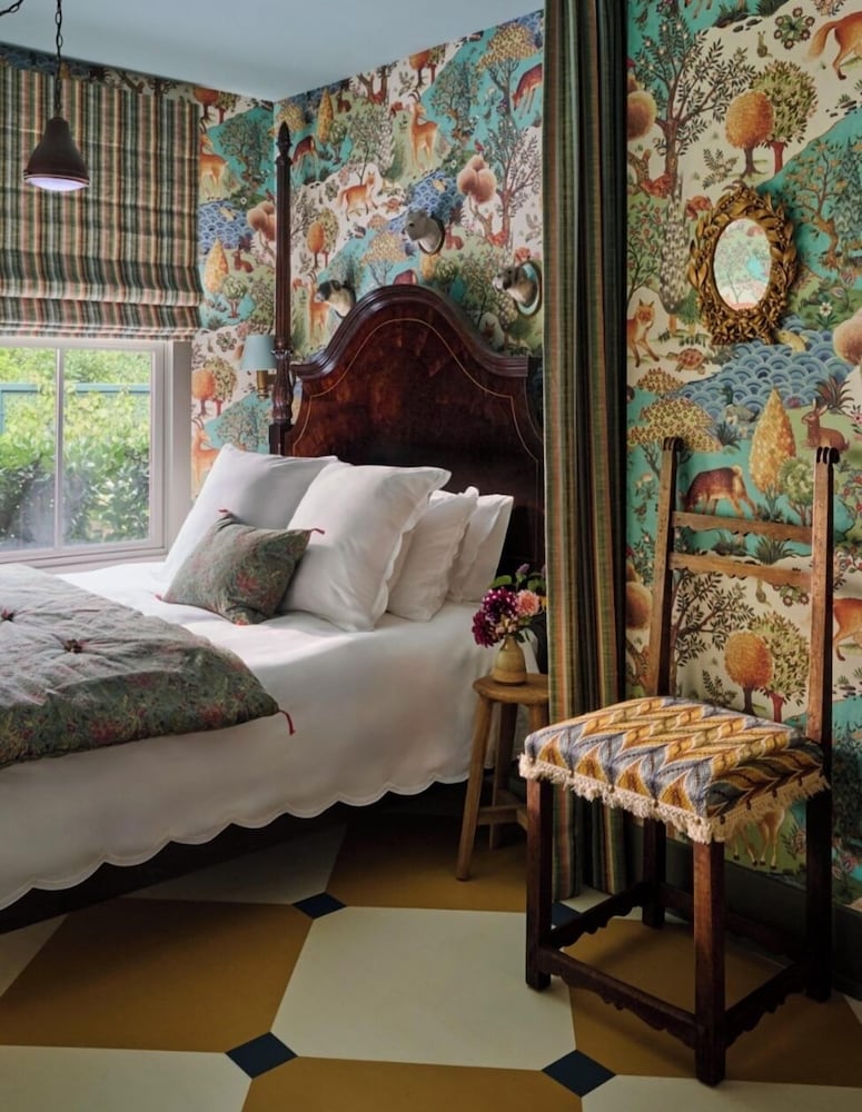 Court, King and Queen Bed