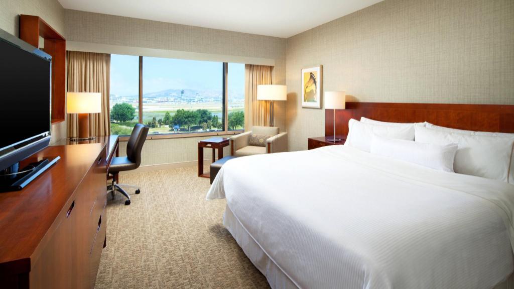 Deluxe, King Bed, Runway View
