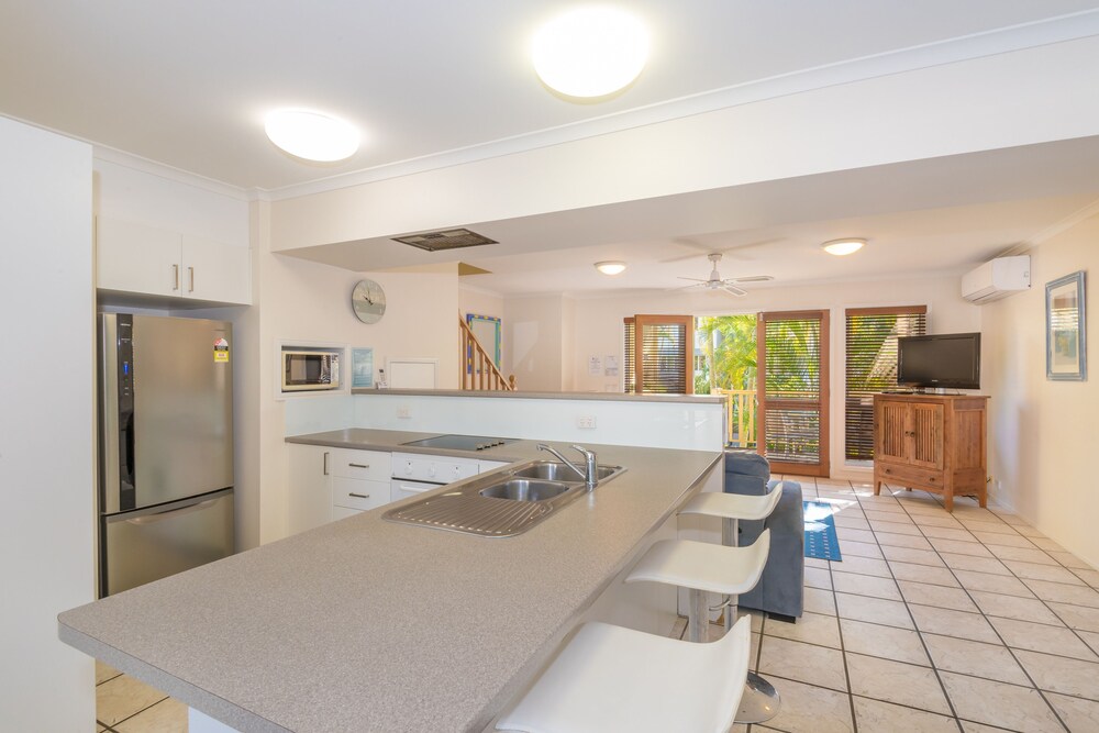 NOOSA OUTRIGGER BEACH RESORT 5/73