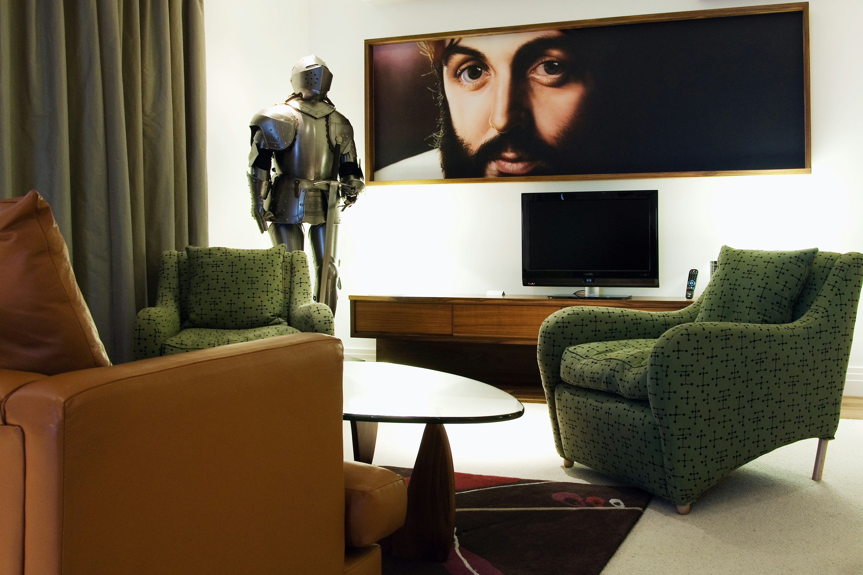 HARD DAYS NIGHT HOTEL 41/50