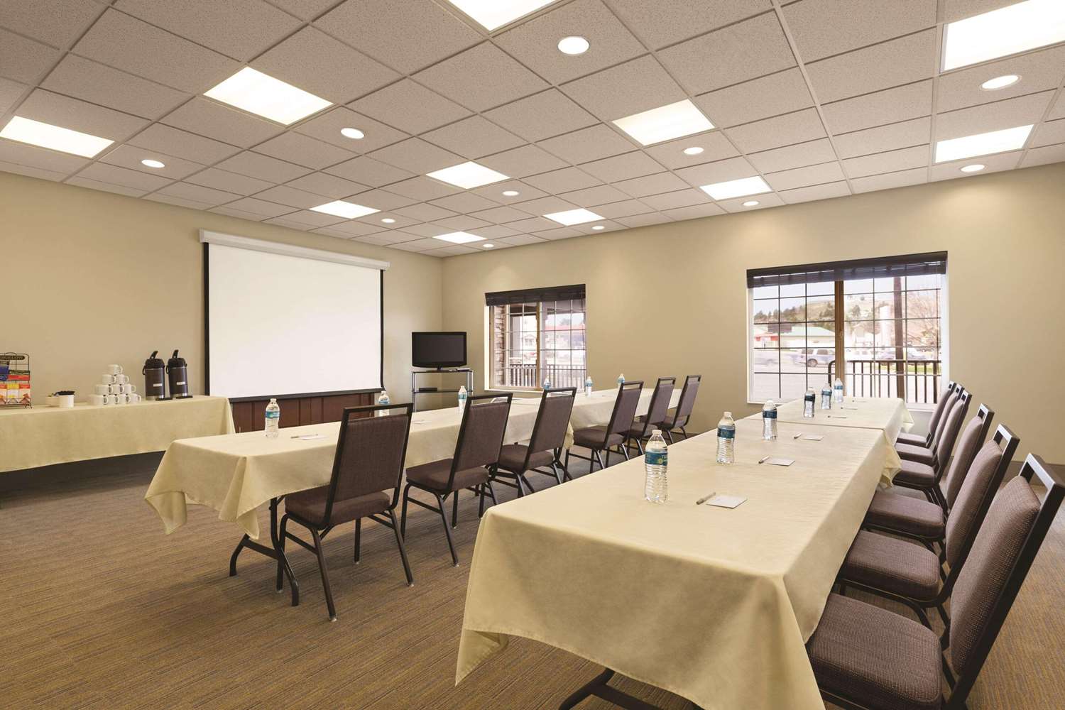 Country Inn & Suites by Radisson, Billings, MT 30/34