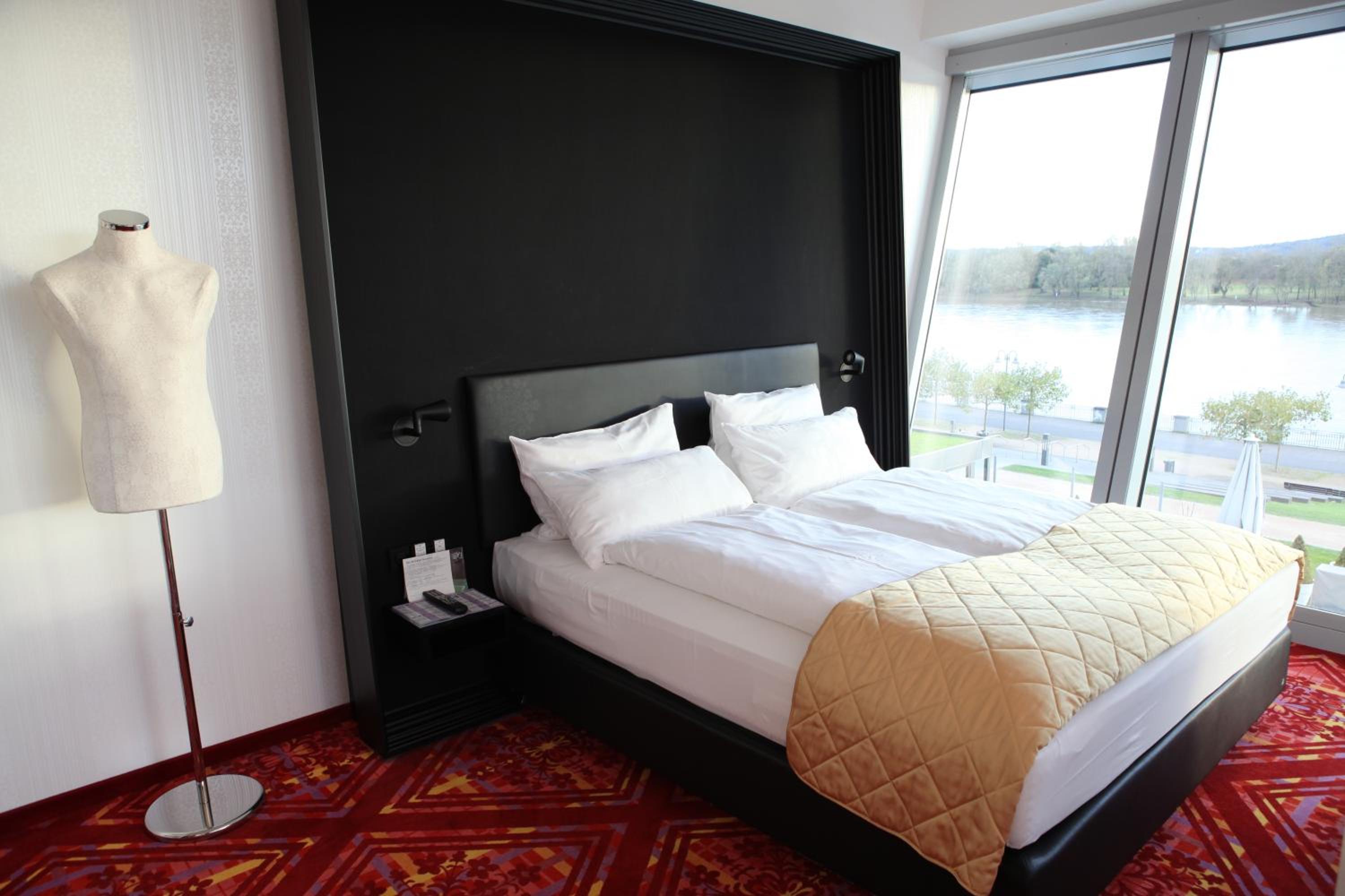 SUITE, CORNER