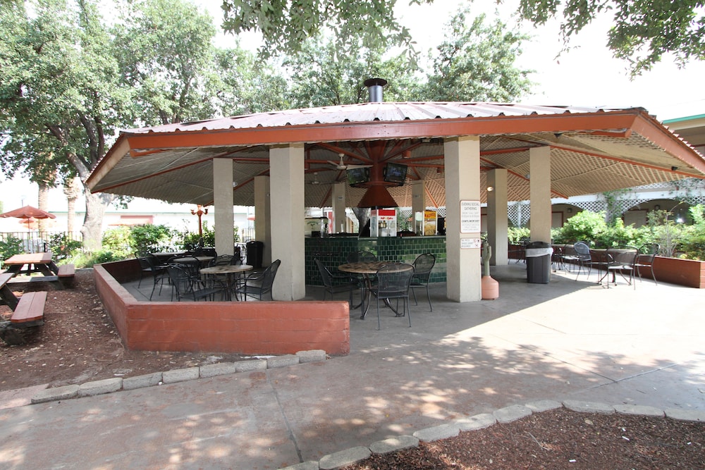 Family Garden Inn Suites 6/50