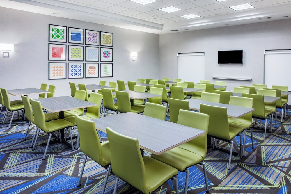 Holiday Inn Express Hotel Suites Texarkana 69/75