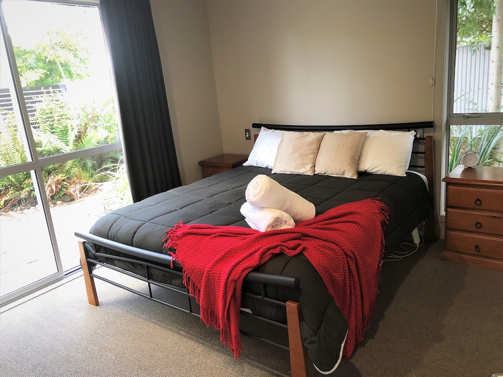 Fiordland Lakeview Motel and Apartments 23/67