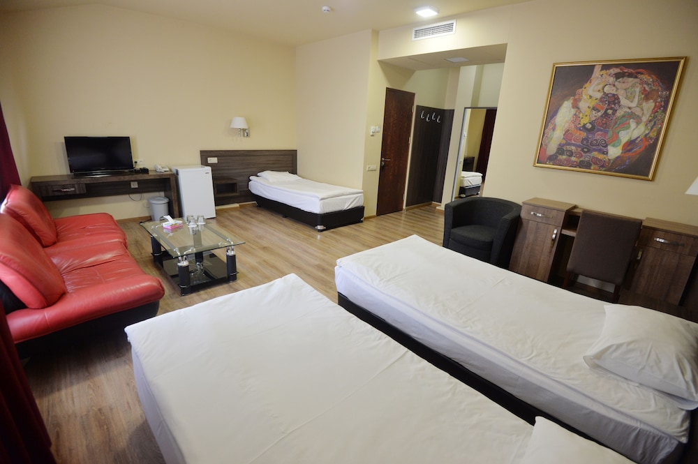 YEREVAN DELUXE HOTEL 24/61