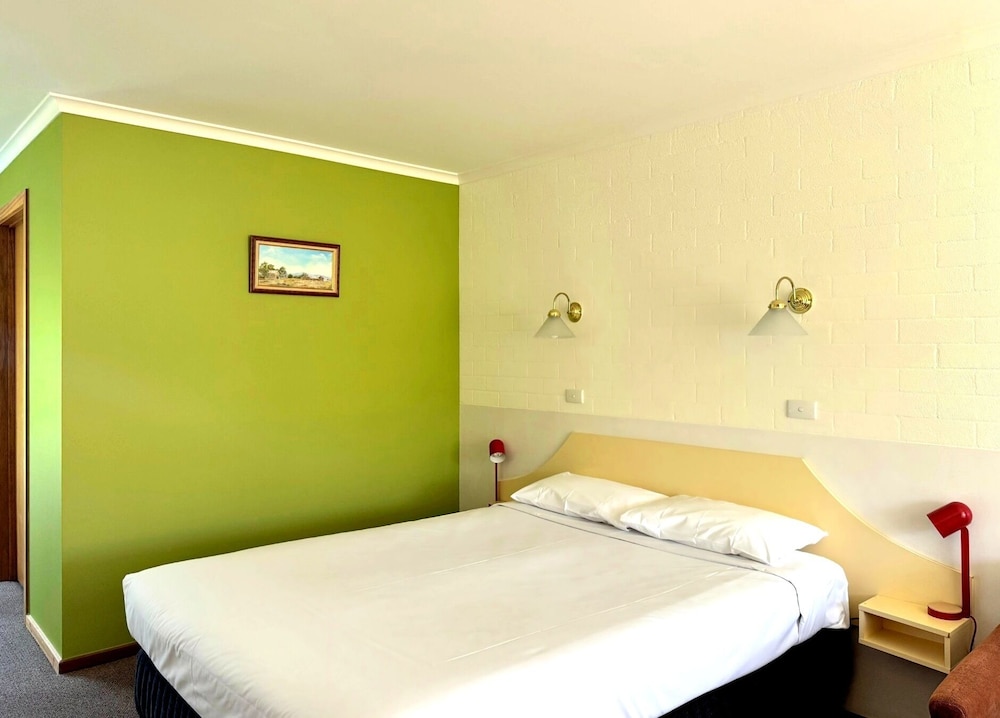 HEPBURN SPRINGS MOTOR INN 12/50
