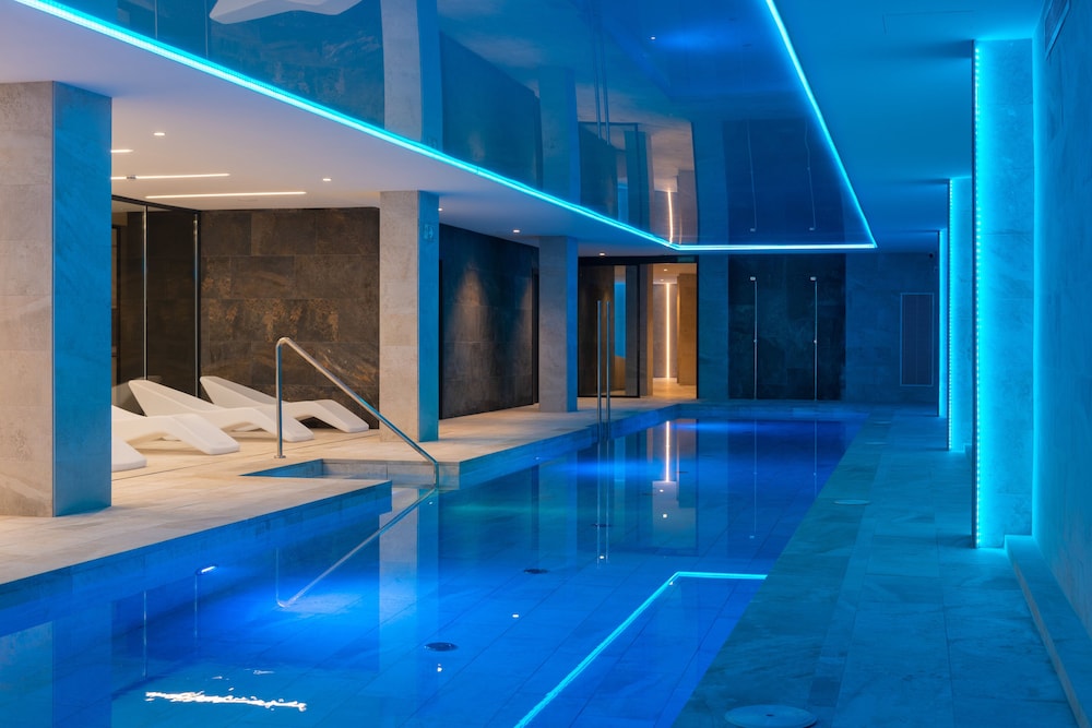 L Azure Hotel 32/64