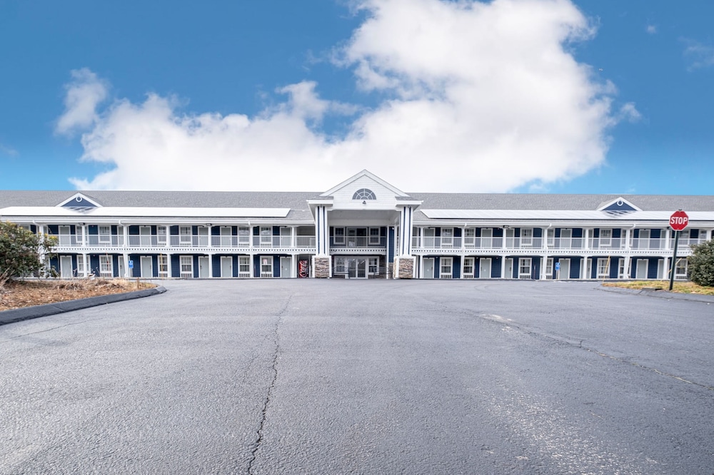 Hilltop Inn & Suites - North Stonington 53/60