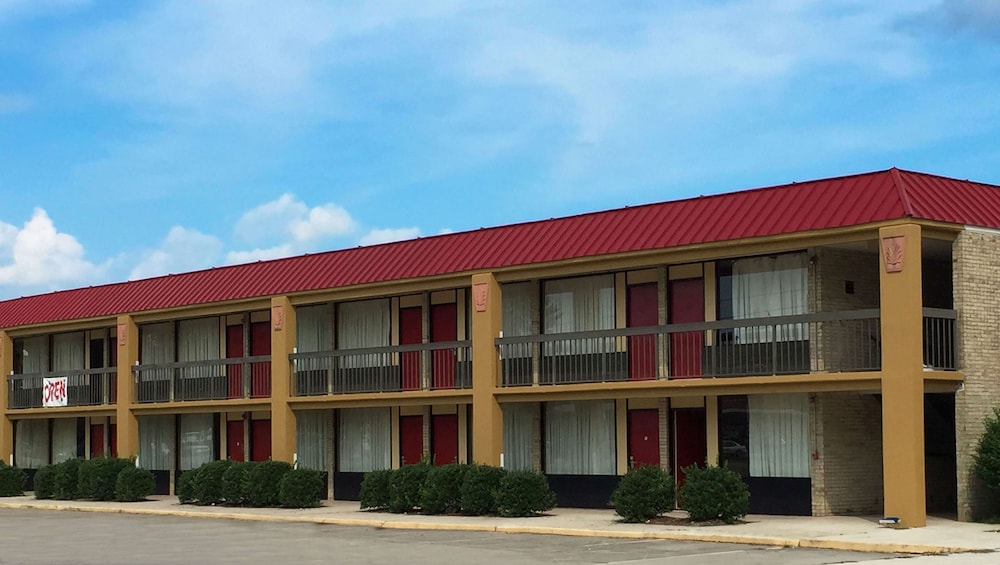 Mayfair Inn Williamston Hwy 64 4/50
