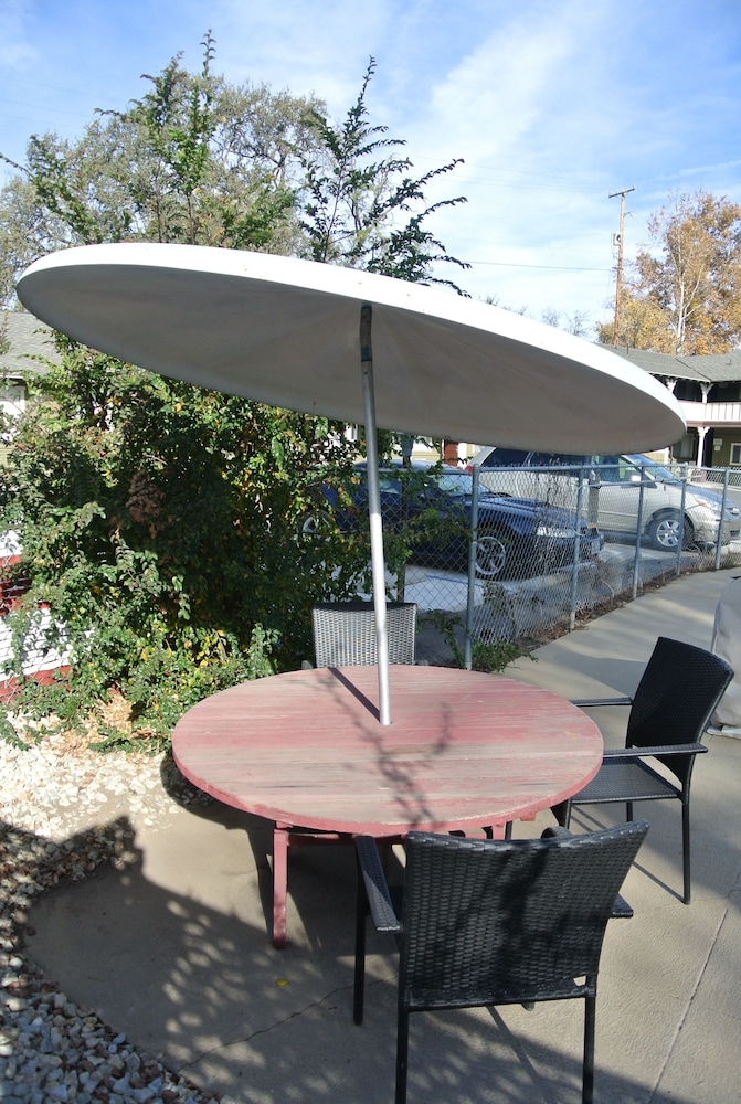 Vino Inn & Suites (ex Rancho Tee Motel) 57/63