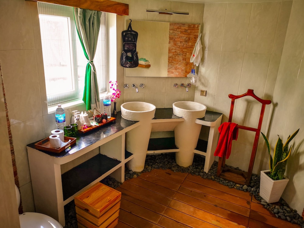 4 Rivers Floating Lodge 50/50