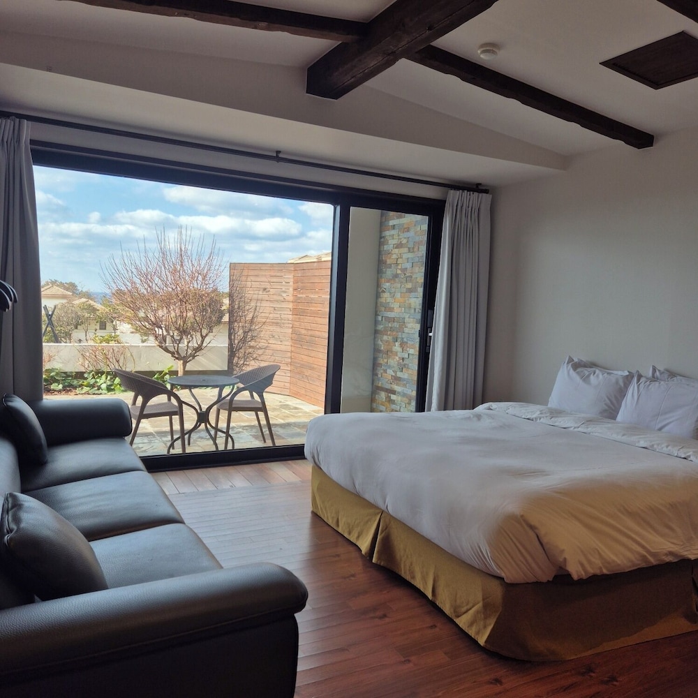 DELUXE, TWIN BEDS, SUNSET VIEW