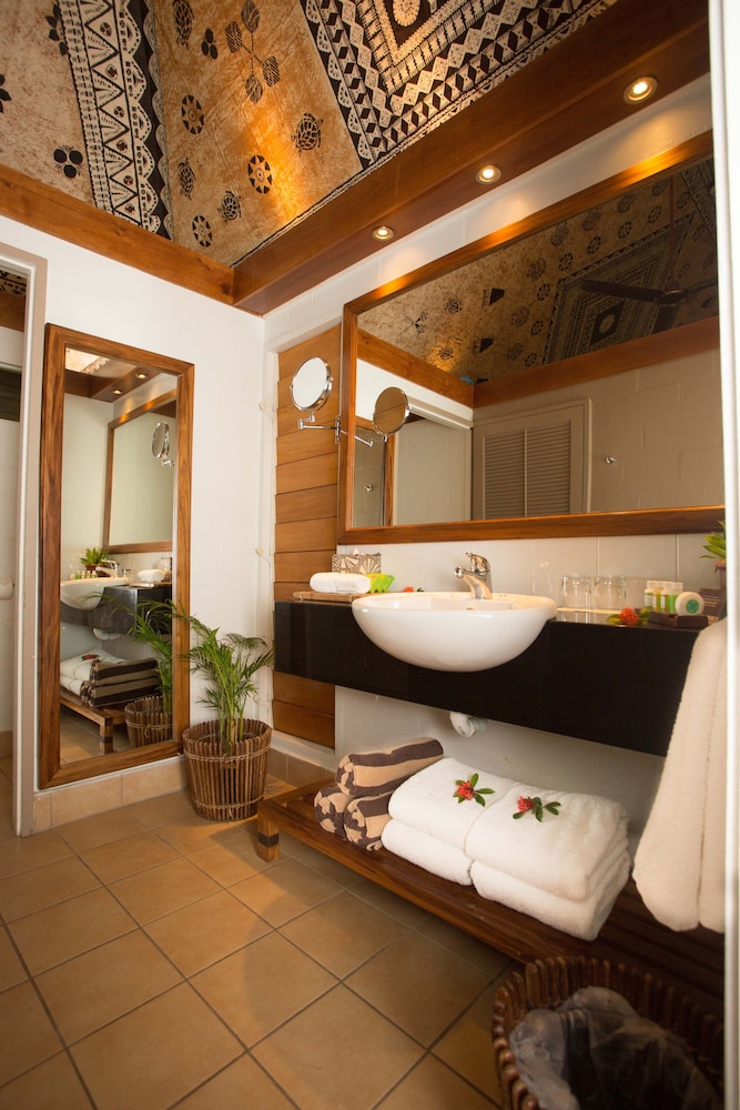 Outrigger Fiji Beach Resort 29/31