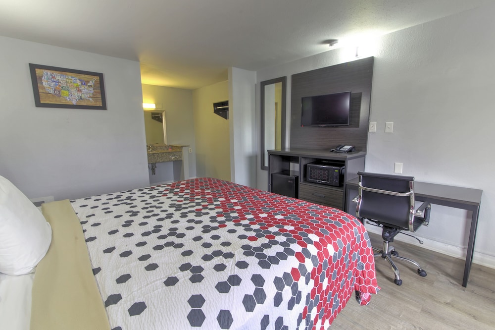 Econo Lodge Norfolk Airport 13/28