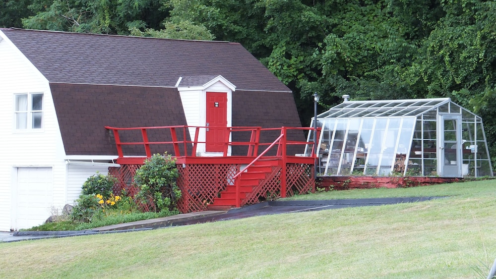 Economy Lodge 682 Main St Sturbridge 34/39