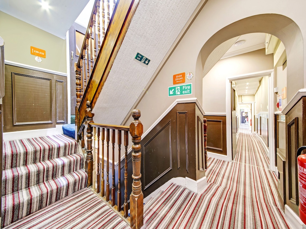 OYO Bostons Manor Hotel, Hanwell London 11/64
