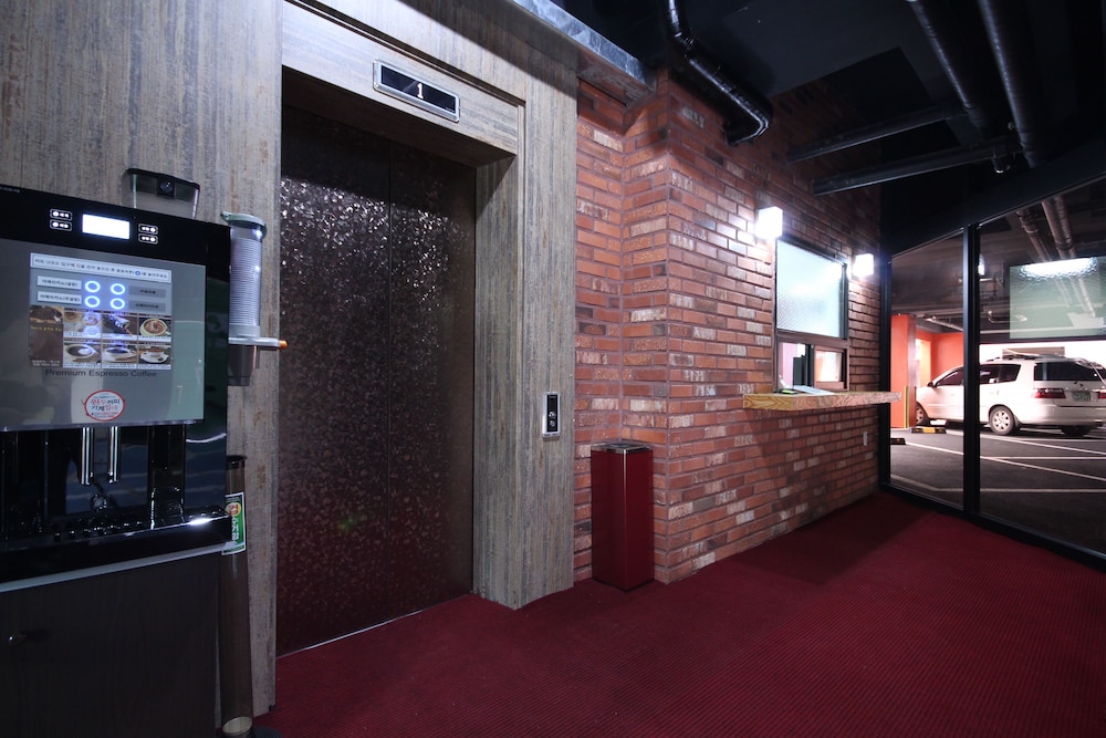 G7 Hotel 3/42