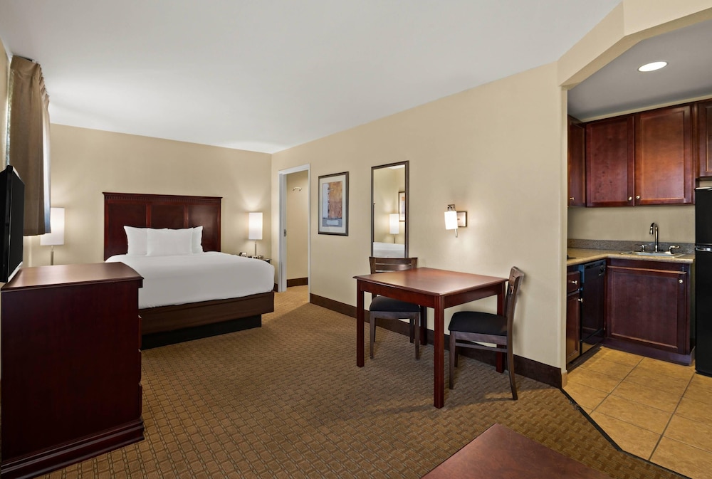 Efficiency, Suite, Queen Bed, Sofa, Accessible