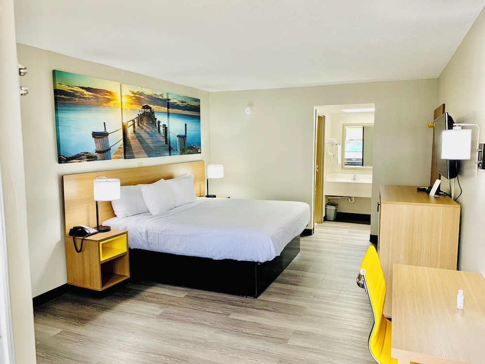 Days Inn by Wyndham Sanford 8/25