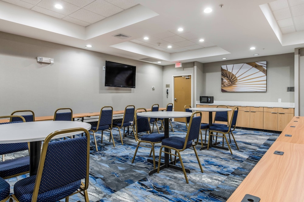 Fairfield Inn Suites Greensboro Coliseum Area 31/32