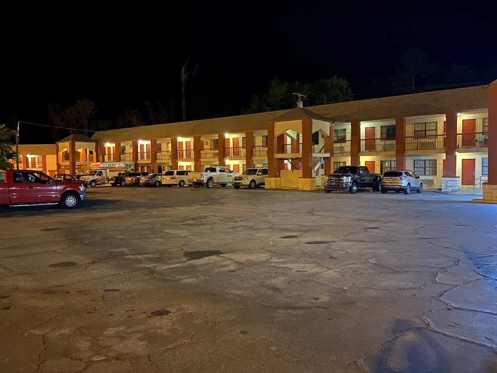 Budget Inn of Jasper 26/27