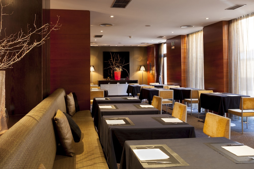 Ac Hotel Los Vascos 37/42