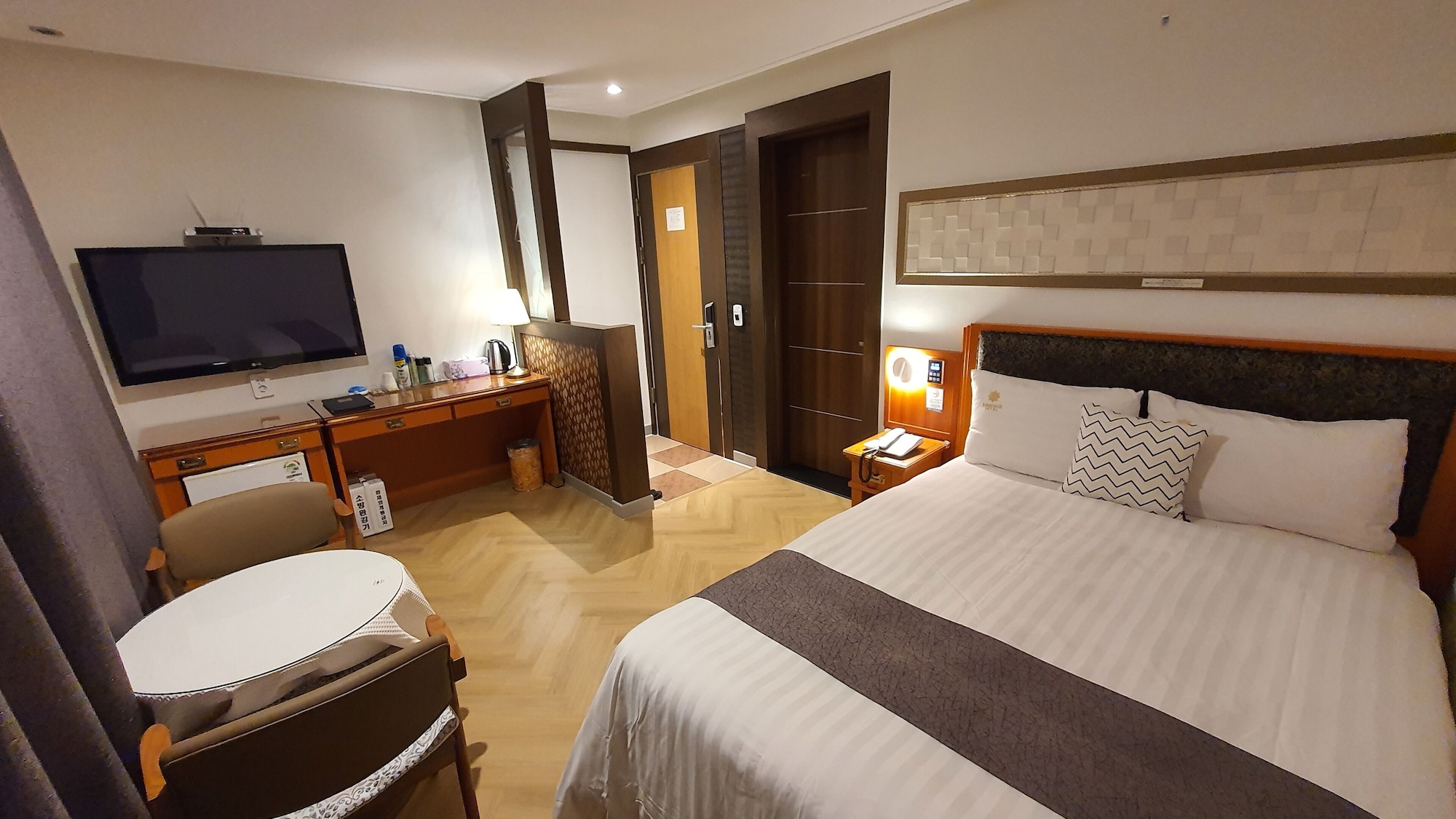 ROOM, DOUBLE BED, CORNER