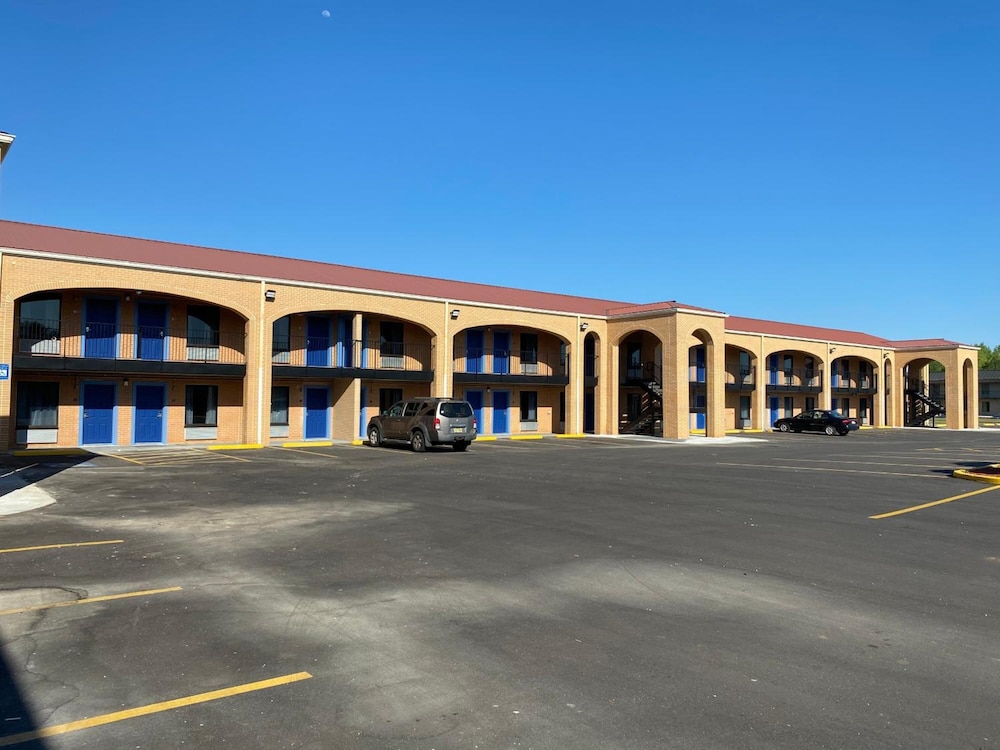 Days Inn by Wyndham Newnan 38/43