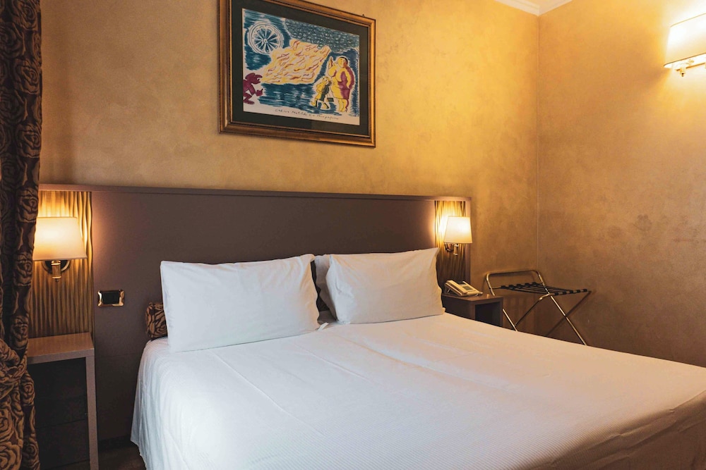 ROOM, DOUBLE OR TWIN BED