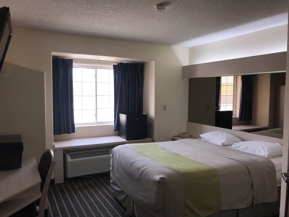 Basic, Single, Queen Bed, Travelodge by Wyndham Chadron 4/8
