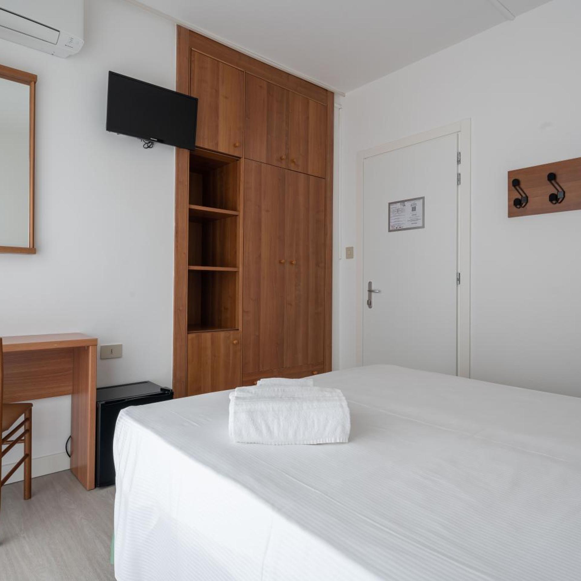 Economy, Double Bed, Lateral Side Sea View
