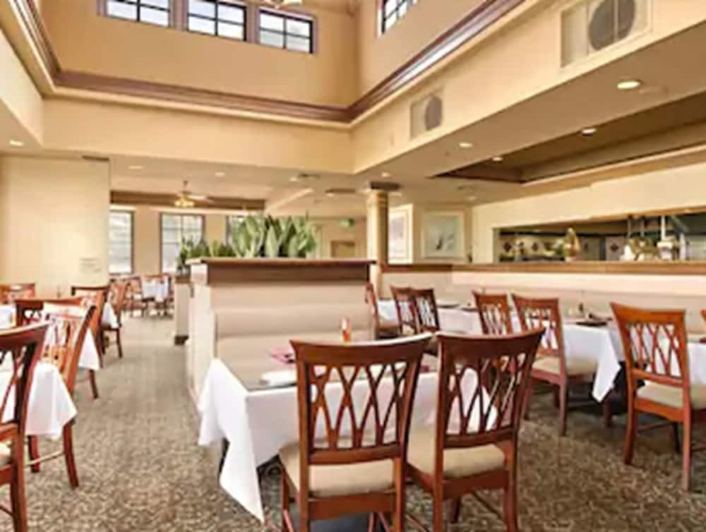 Ramada by Wyndham Hawthorne LAX / LA Stadium 29/38