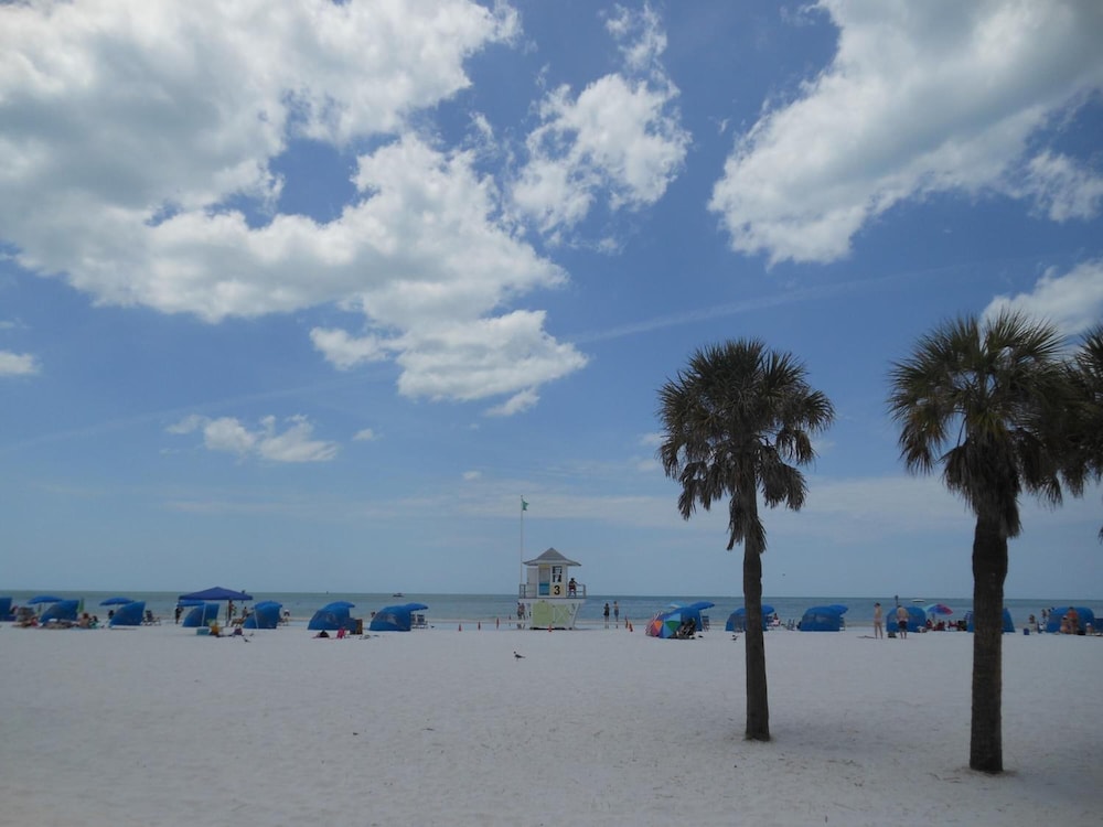 Express Inn & Suites - 5 Miles from St Petersburg Clearwater Airport 40/43