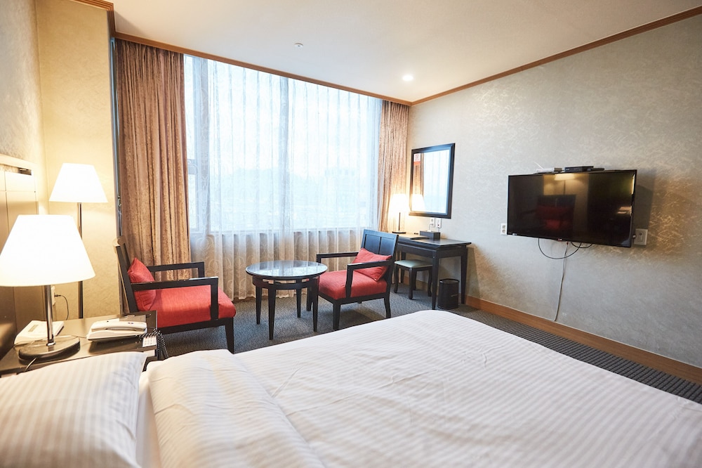 Queen Vell Hotel Wedding 24/63