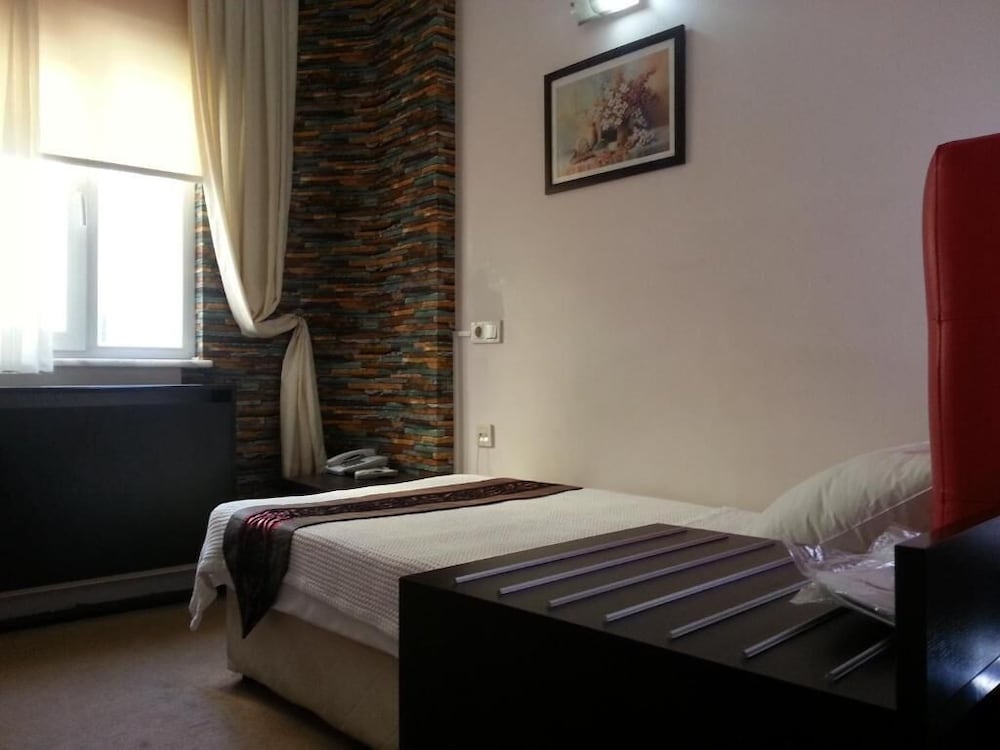 ROOM, SINGLE