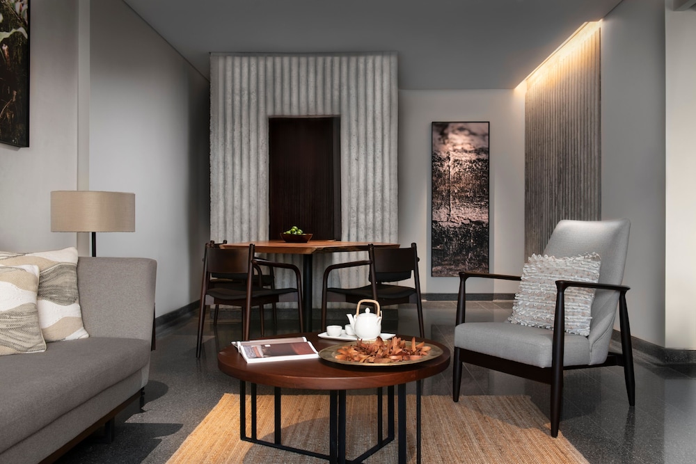 Treeline Urban Resort 30/48