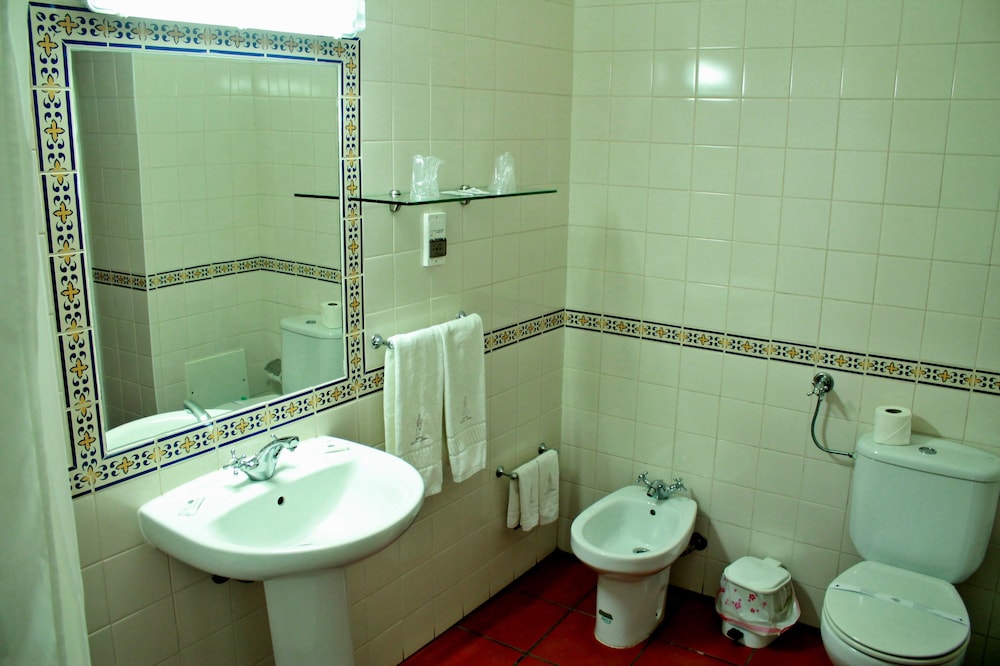 ROOM, TWIN BEDS