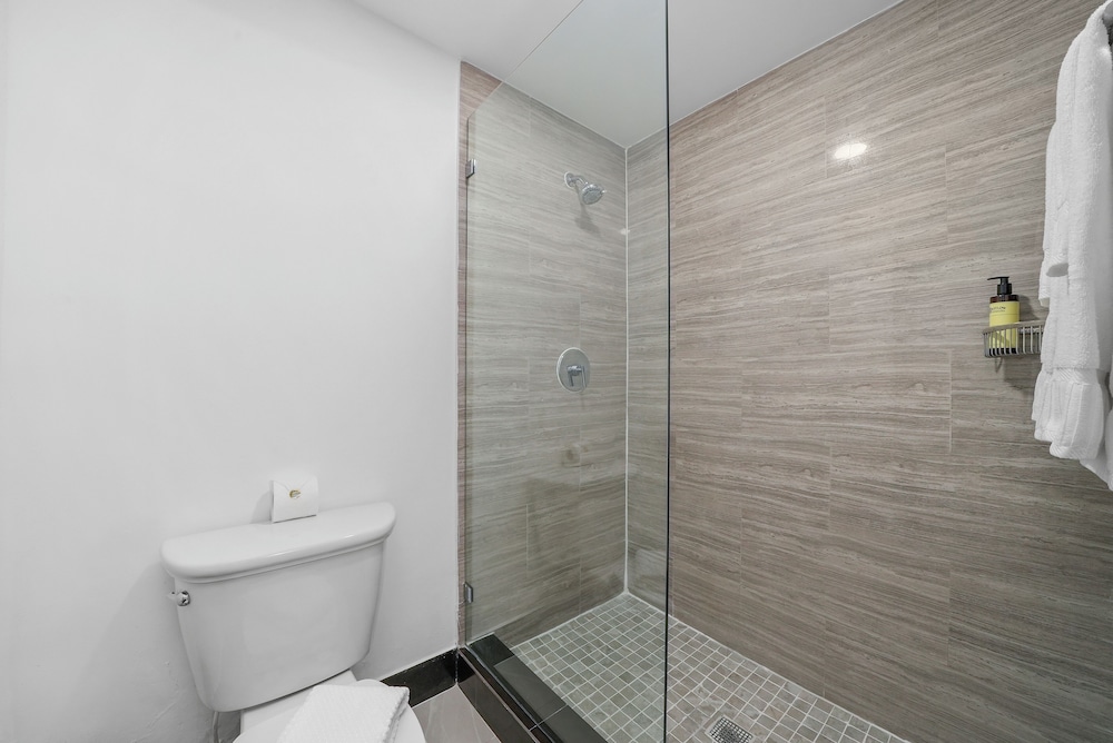 Riviera Suites South Beach 60/65